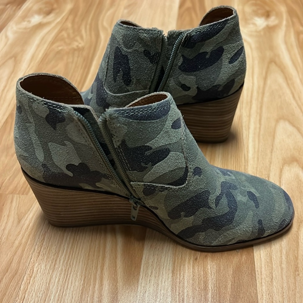 Lucky Brand Zollie Wedge Bootie in Camo size 7